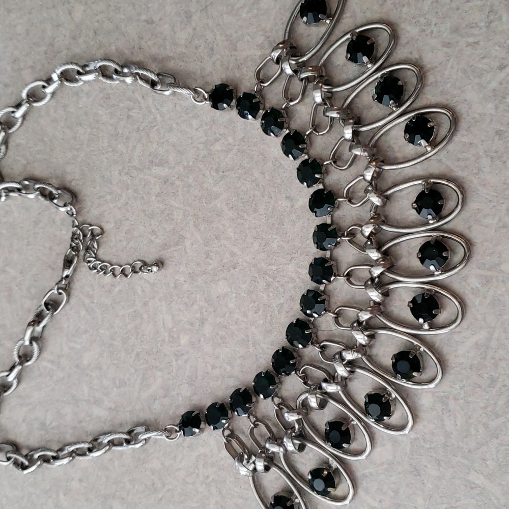 Bib necklace with emerald color gems